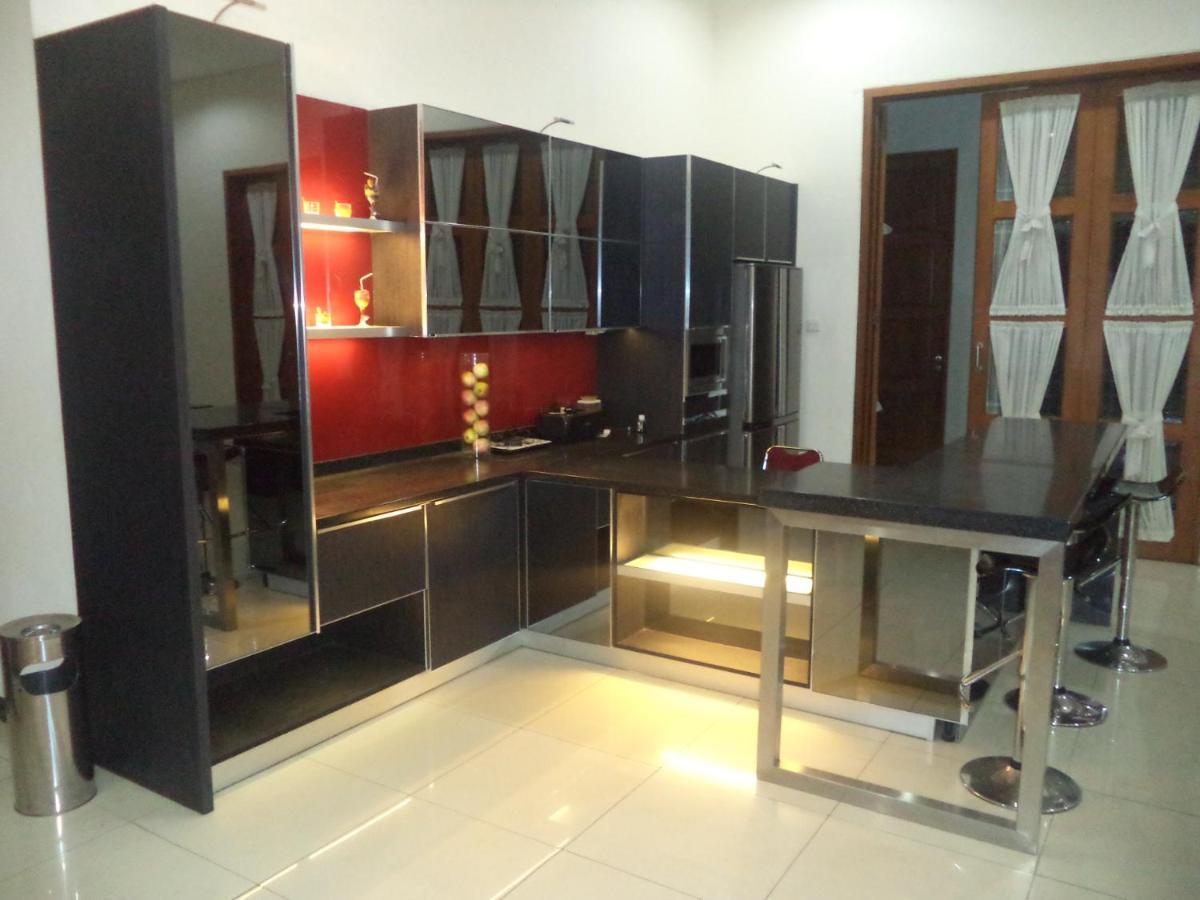 Alloro Guesthouse Pacitan Exterior foto